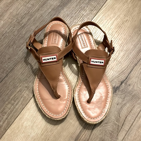 Hunter Shoes - Hunter "Thatch" 8 Brown Leather Sandals T-Strap Gold Buckles Woman’s Size 7